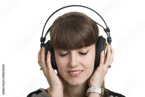 Kobieta marzy słuchając muzyki