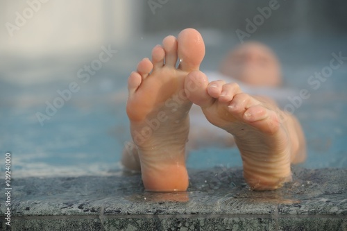 Füße einer jungen Frau bei einem Aufenthalt in der Rupertustherme Bad Reichenhall