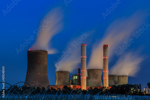 Braunkohle Kraftwerk bei Nacht