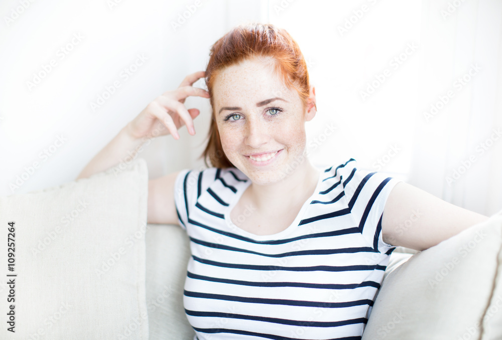 Fototapeta premium junge hübsche rothaarige frau