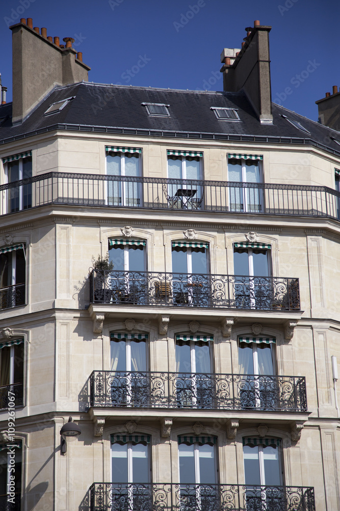 Obraz premium Authentic Paris building