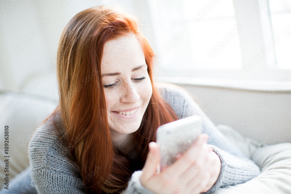 junges mädchen mit roten haaren am telefon junges mädchen mit roten haaren am telefon