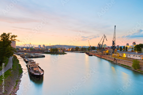 Foto Harbour on river Danube in Bratislava city, Slovakia.