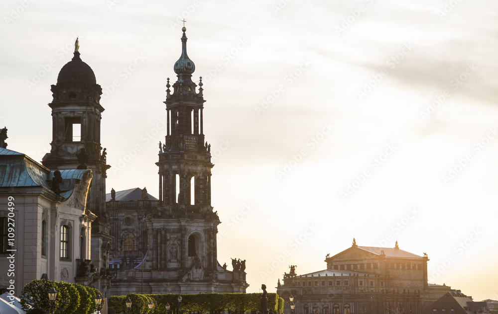 Fototapeta premium Katholische Hofkirche St, Trinitatis in Dresden im Gegenlicht