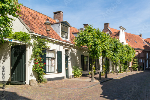 Tableau sur toile Street scene of Muurhuizen, wall houses, in old town of Amersfoort in Utrecht pr