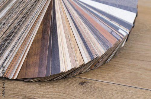 Verschiedene Holzfurniere auf einem Holztisch