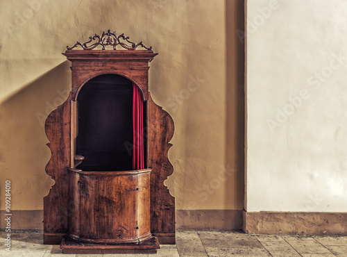 Valokuva Old wooden confessional