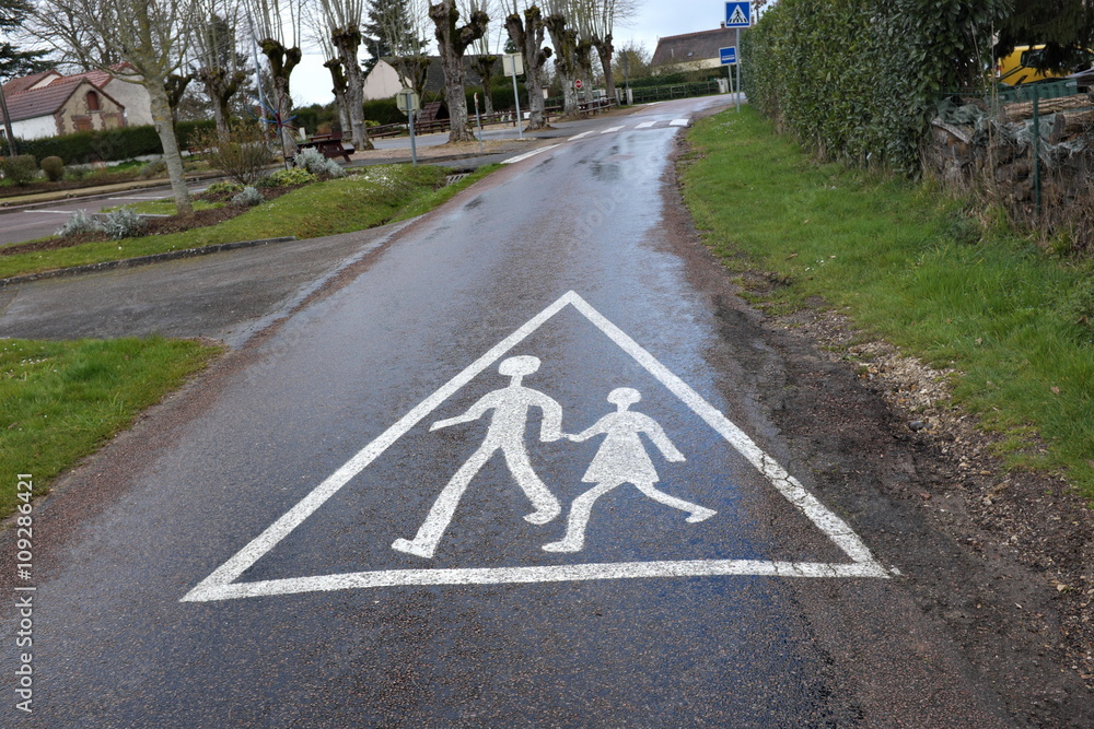 Obraz premium Attention piétons. Signalisation routière sur route. 