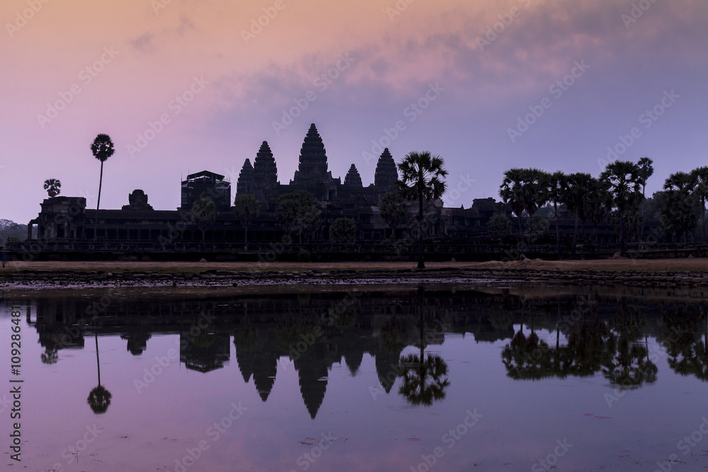 Obraz premium Sunrise in ancient Angkor Wat temple, Siem Reap, Cambodia. Reflection in lake