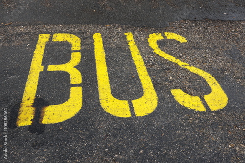 Bus. marquage au sol. Route goudronnée. © Bruno Bleu
