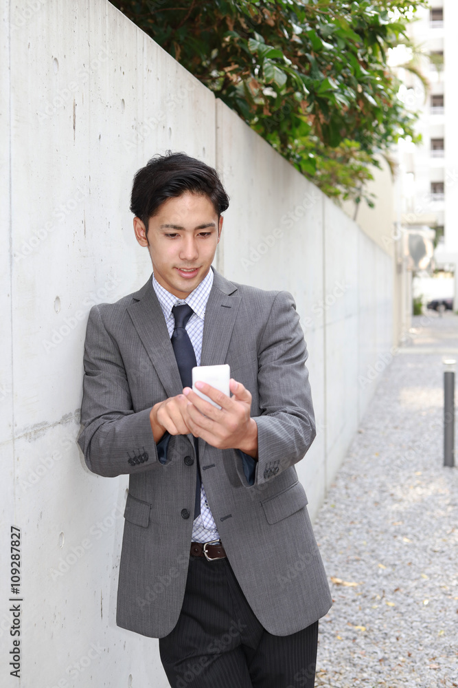 スマートフォンを持つビジネスマン