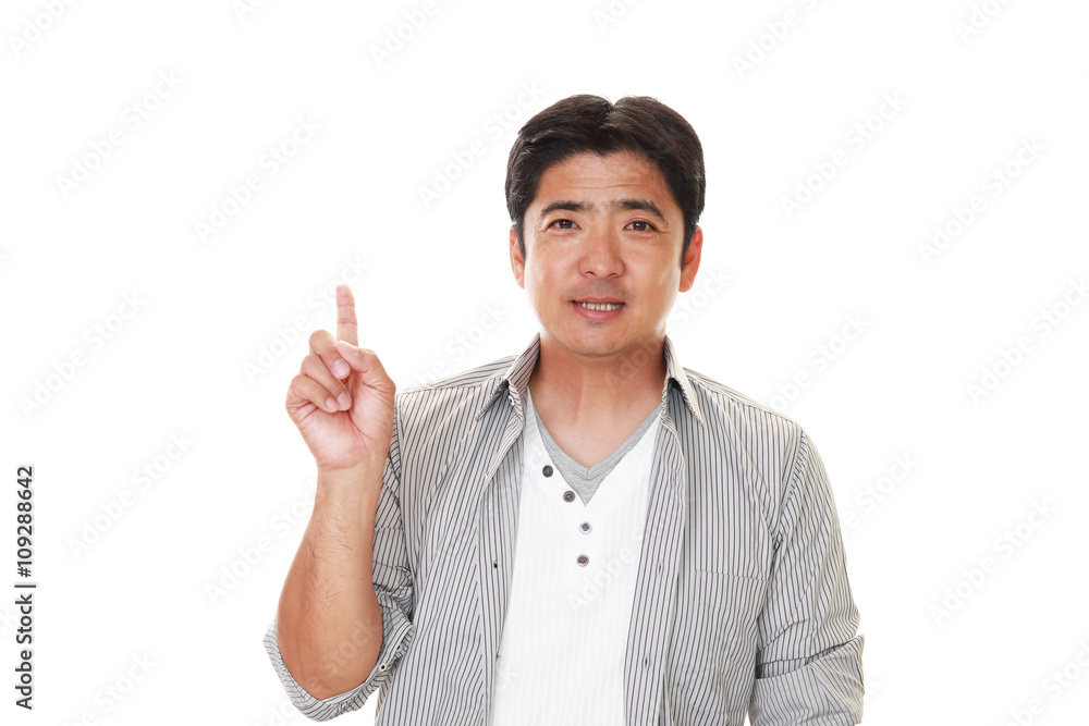 指示する笑顔の男性