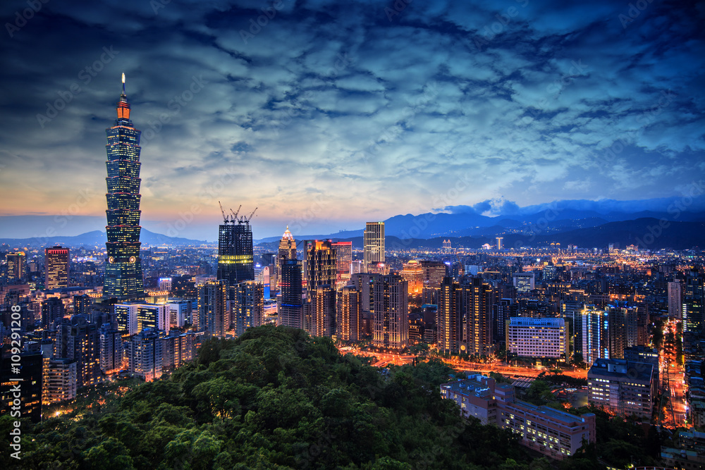 Naklejka premium Piękny zachód słońca z Tajpej, Tajwan panoramę miasta