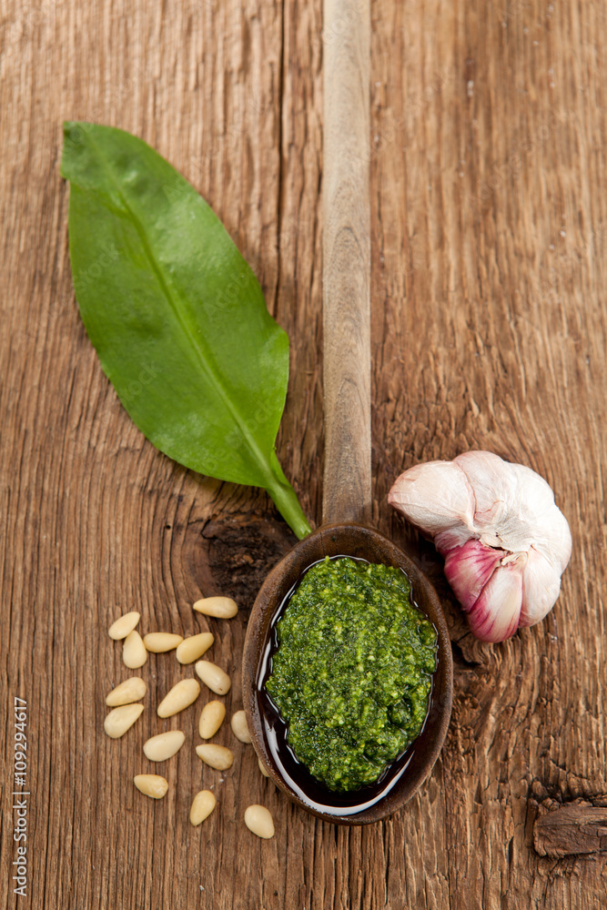 Hausgemachtes Bärlauchpesto auf einem Holzlöffel Hausgemachtes Bärlauchpesto auf einem Holzlöffel