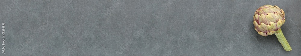Fototapeta premium Artichaut sur ardoise... carte, menu, bannière 