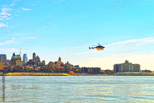 Φωτογραφία Helicopter flying above East River