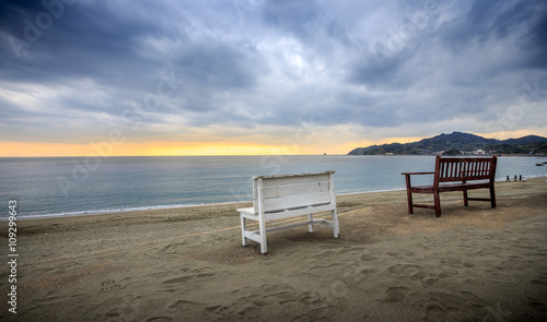 夕暮れのビーチとベンチ © TOMO