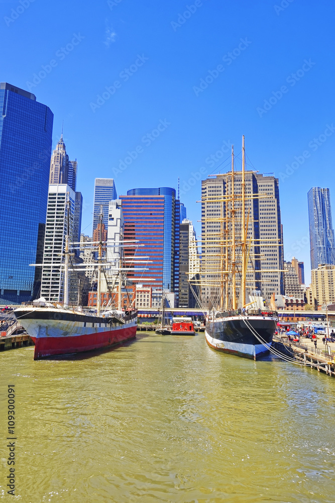 Fototapeta premium Ships in harbor of South Street Seaport in Lower Manhattan