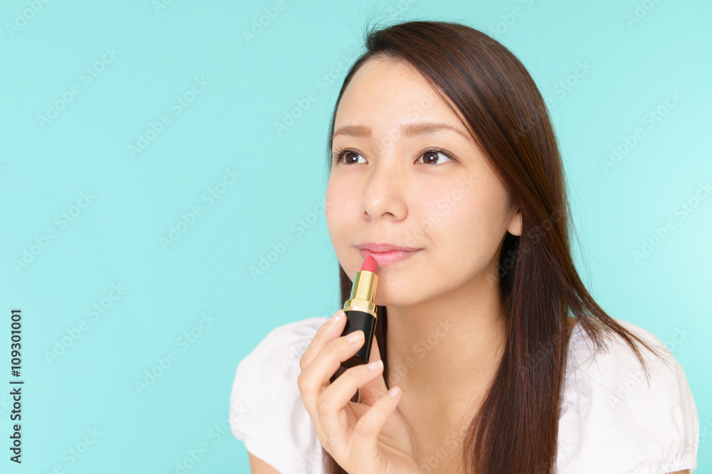 メイクアップをする女性 メイクアップをする女性
