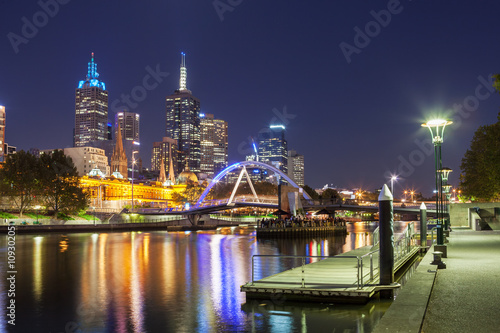 Photos Melbourne CBD - APR 17 2016: Cityscape at night with Southbank footbridge over yarra river and Flinders street station