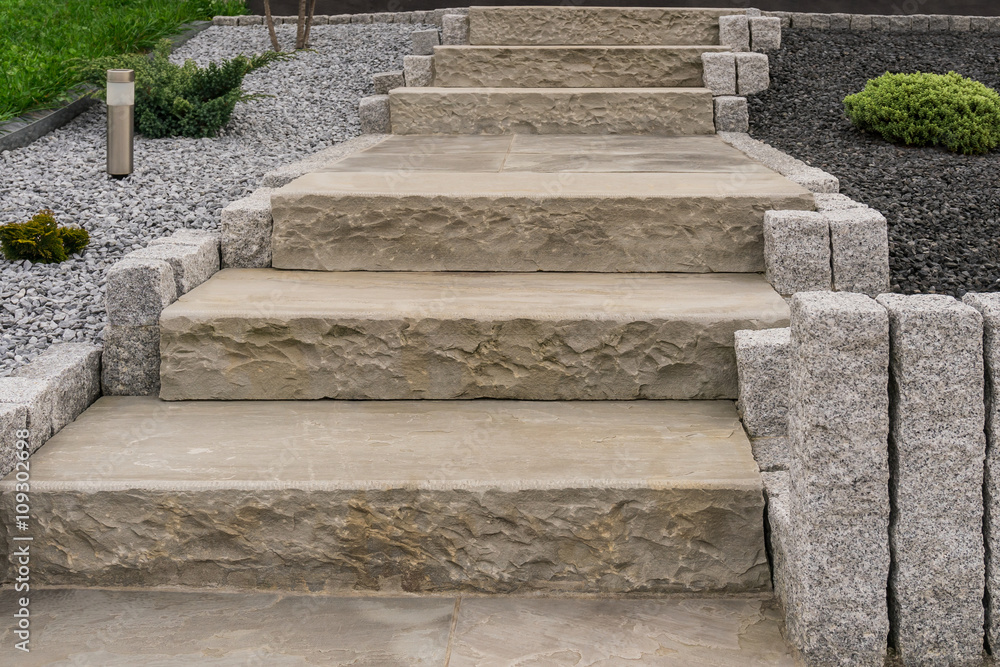 mit Außentreppe aus Sandstein und Palisaden aus Granit