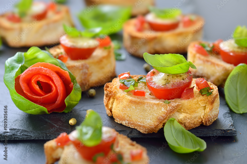 Überbackene Brötchen mit Tomaten, Mozzarella, Olivenöl und Basilikum ...