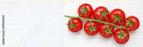 Tomate cerise sur bois blanc... carte, menu, 