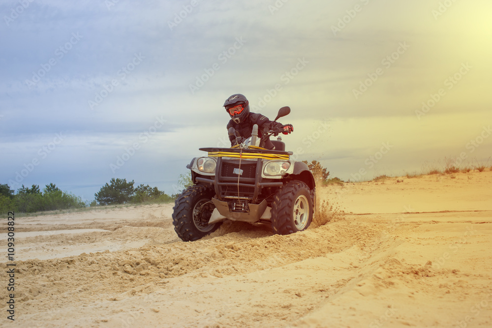 Obraz premium Racing ATV is sand.