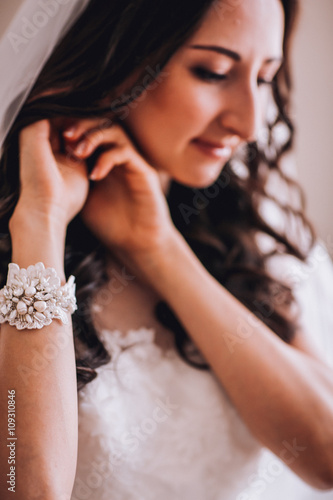 the bride, the bride's hairstyle, the bride's morning, bride in front of the mirror.