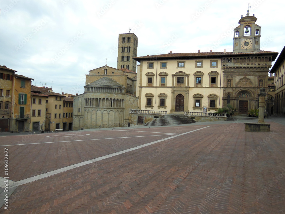 193 - large square in arezzo
