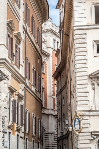 Fototapeta Naklejka Na Ścianę i Meble -  Alley in an ancient city of Rome, Italy
