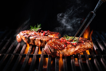 Stickers Grill / Barbecue Rundersteaks sissend op de grill  © Alexander Raths