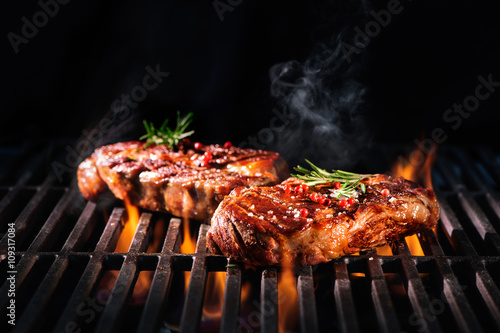 Billede på lærred Beef steaks on the grill
