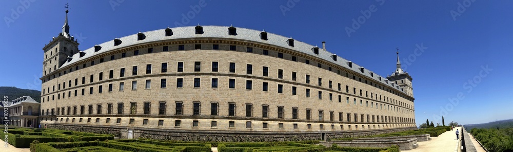 El Monasterio de San Lorenzo de El Escorial incluye un palacio real, una basílica, un panteón, una biblioteca y un monasterio. San Lorenzo de El Escorial, en Madrid, España.