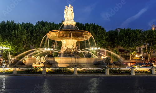 Fontaine de la Rotonde de nuit, Aix en Provence, France photo