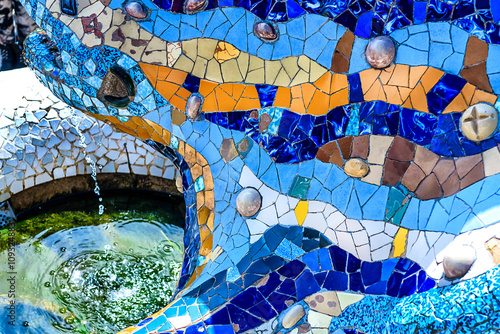 Blaue Mosaik Drachen-Fontaine im Park Guell, Barcelona photo