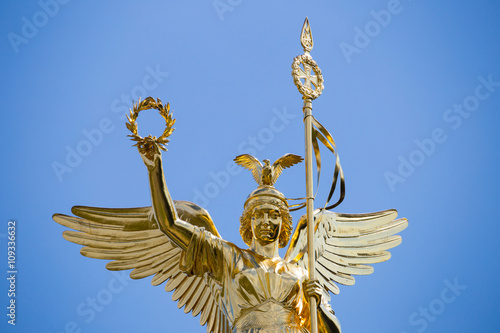 Die Berliner Siegessäule mit der Figur der Viktoria, sie wird auch Goldelse genannt photo