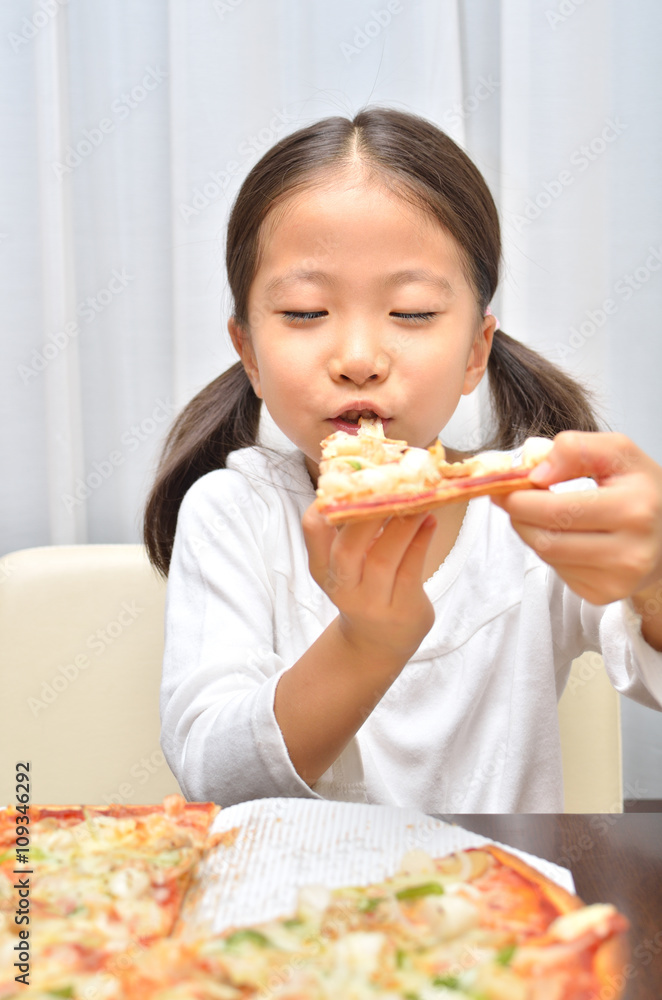 ピザを美味しそうに食べる女の子 ピザを美味しそうに食べる女の子
