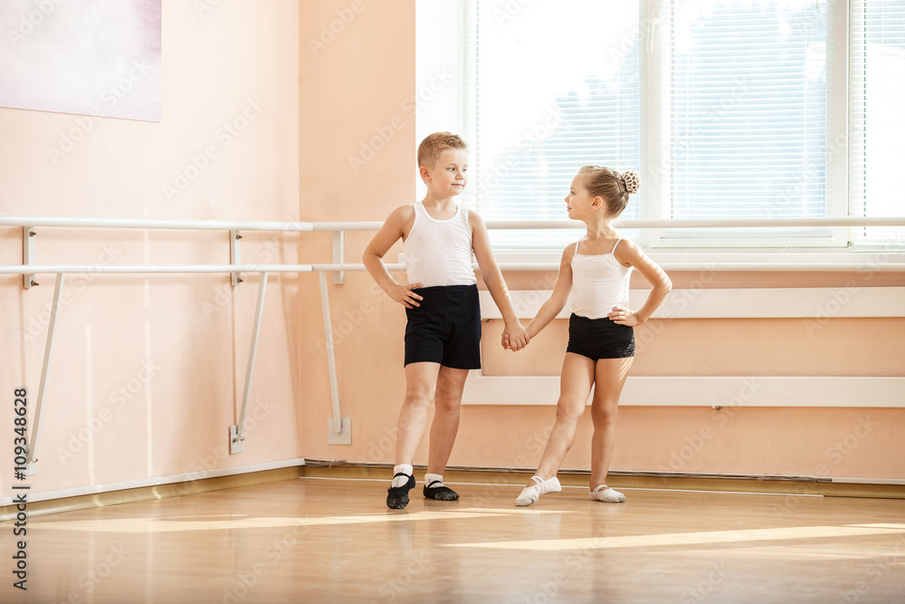 Young boy and a girl dancing at ballet class  - obrazy, fototapety, plakaty 
