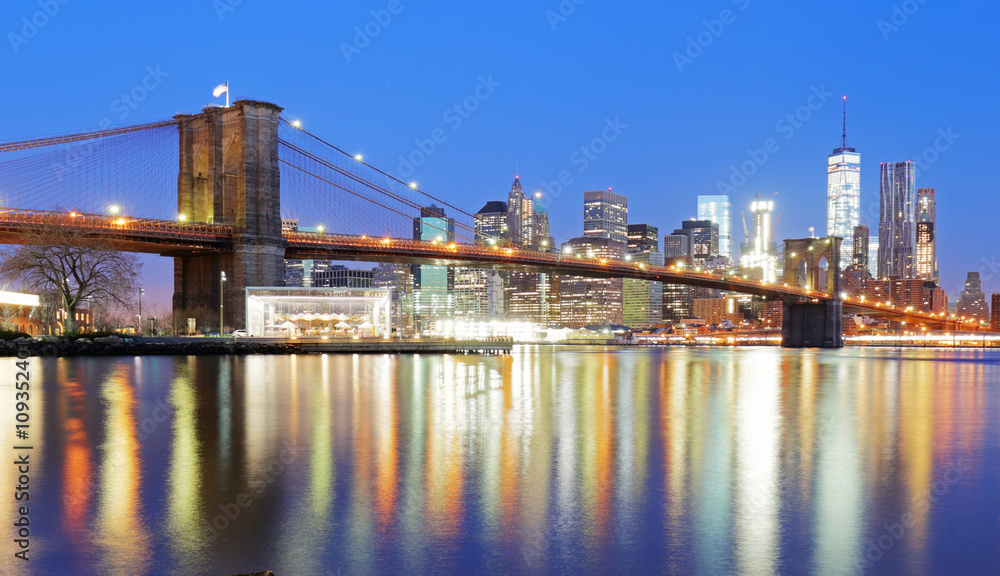 Naklejka premium Brooklyn Bridge nad East River w nocy w Nowym Jorku Manhat