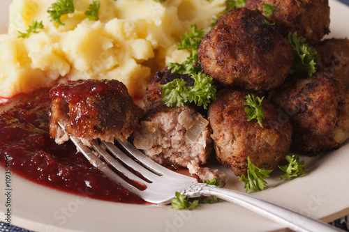 Foto Swedish food: meatballs kottbullar, lingonberry sauce and mashed potatoes macro