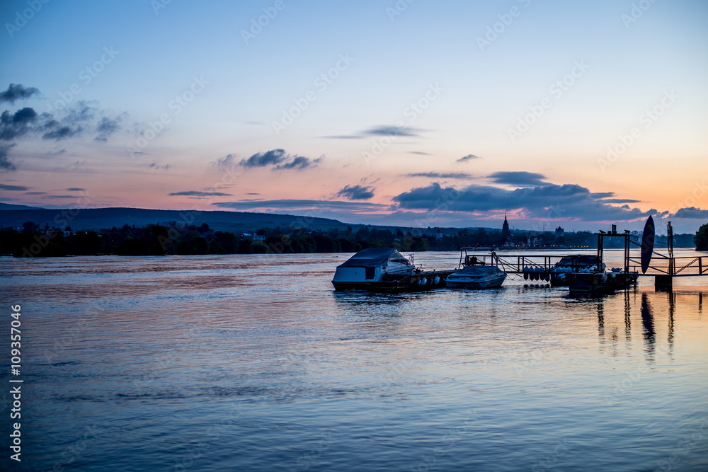 Rheinufer bei Heidenfahrt im Sonnenaufgang