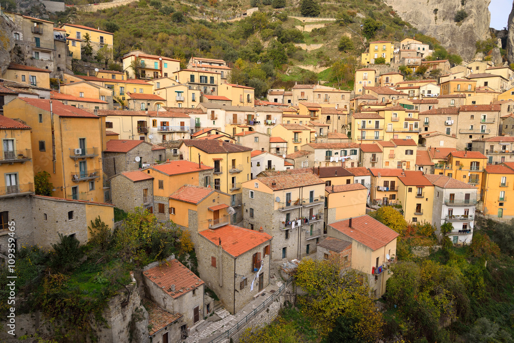 南イタリアカステルメッツアーノ
山の上にある玩具のような街だ。西日があたり家々の色が鮮やかに輝き感動した。