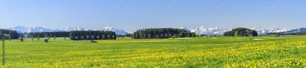Panorama mit frisch verschneiten Gipfeln am bayrischen Alpenrand