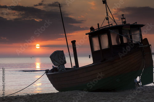 Fischerboot am Ostseestrand der Insel Usedom