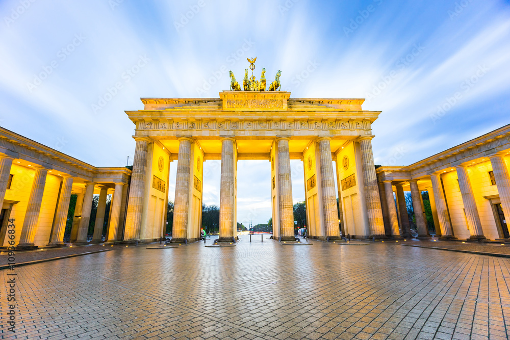 Obraz premium Brandenburger Tor (Brama Brandenburska) w Berlinie w Niemczech w nocy