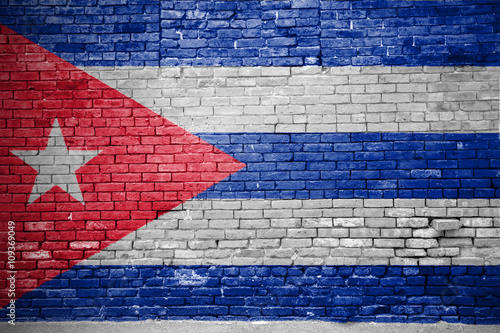 Ziegelsteinmauer mit Flagge Kuba