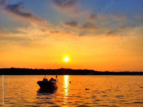 Boot im Sonnenuntergang