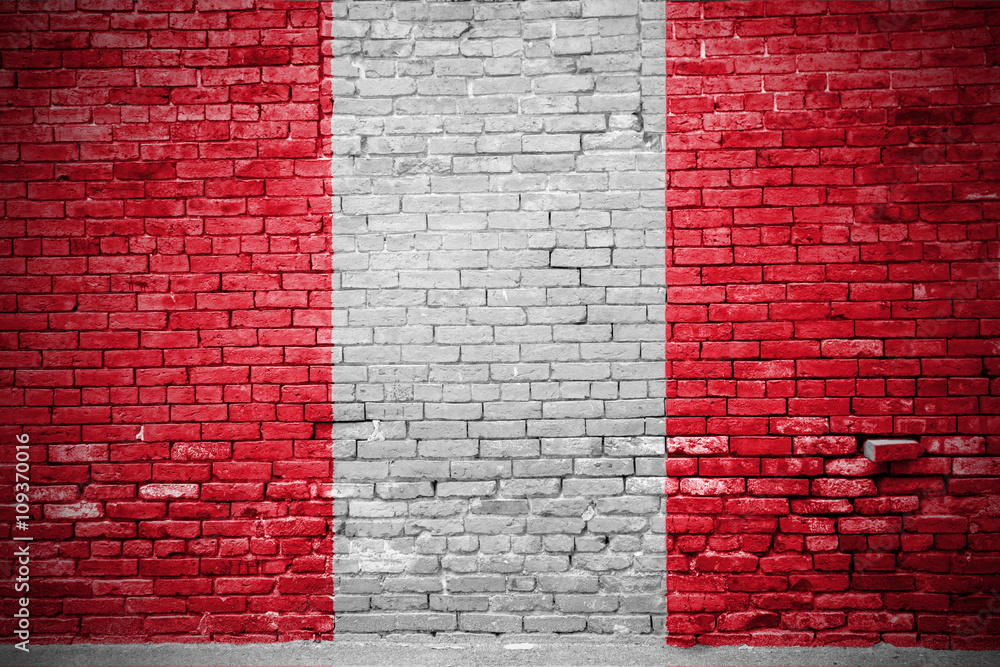 Ziegelsteinmauer mit Flagge Peru
