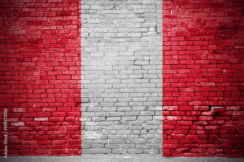 Ziegelsteinmauer mit Flagge Peru